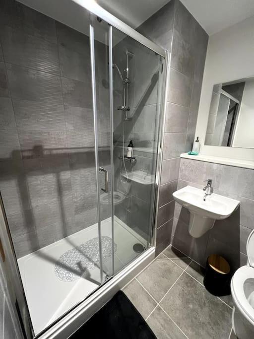 Luxurious City View Apartment In Salford Манчестър Екстериор снимка